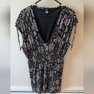 Old Navy black and white sleeveless casual print v neck dress. Size XL.